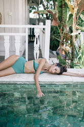 Conjunto de bikini de cintura alta con triángulos y cuadros verdes